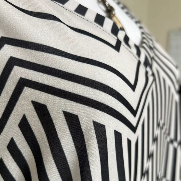 NWOT The Zig Zag Stripe Women’s Geometric Chevron Print Top Size Large Leng… - Picture 5 of 8
